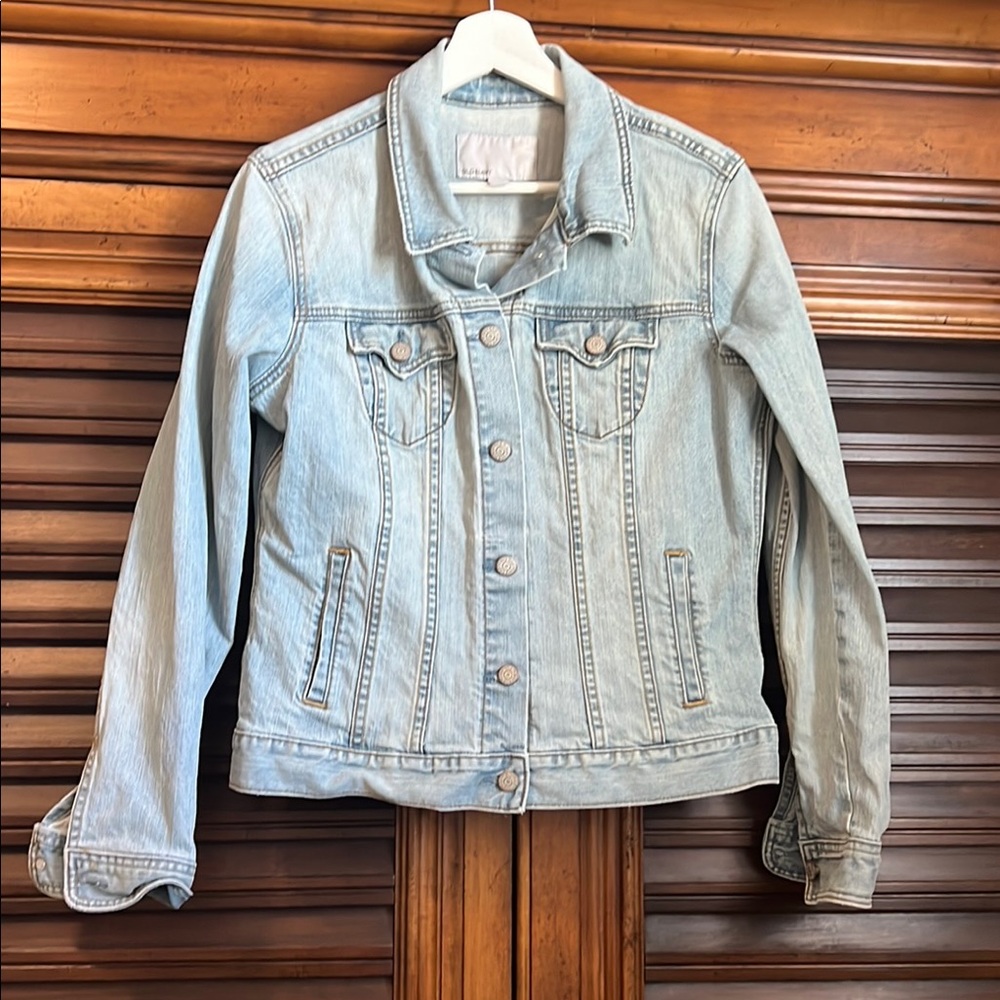 Old Navy Light Blue Denim Jean Jacket Large. EUC